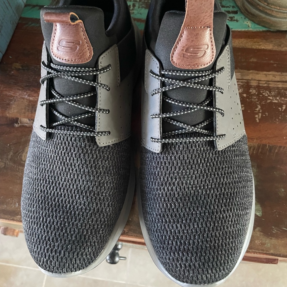 Men’s Skechers Delson-Camden Classic Fit tennis shoes size 10.5 wide.